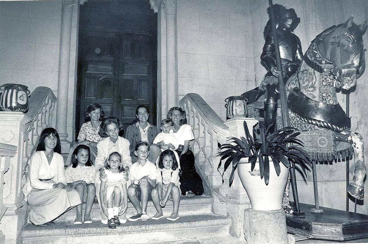 Realeza. Fotografía tomada en el año 1993 en una de las visitas de la reina Fabiola con su familia al Pazo de San Lourenzo. Foto: Fernando Blanco