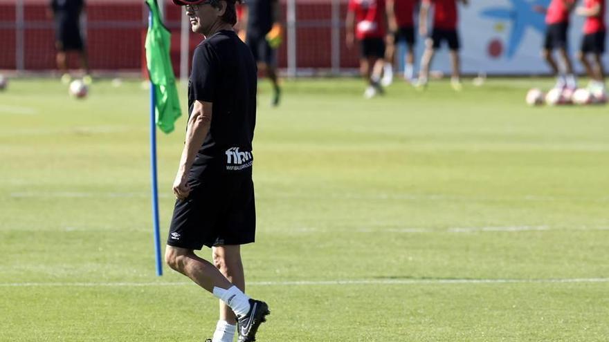 Fernando Vázquez, con sus jugadores al fondo, durante el entrenamiento en Son Bibiloni.