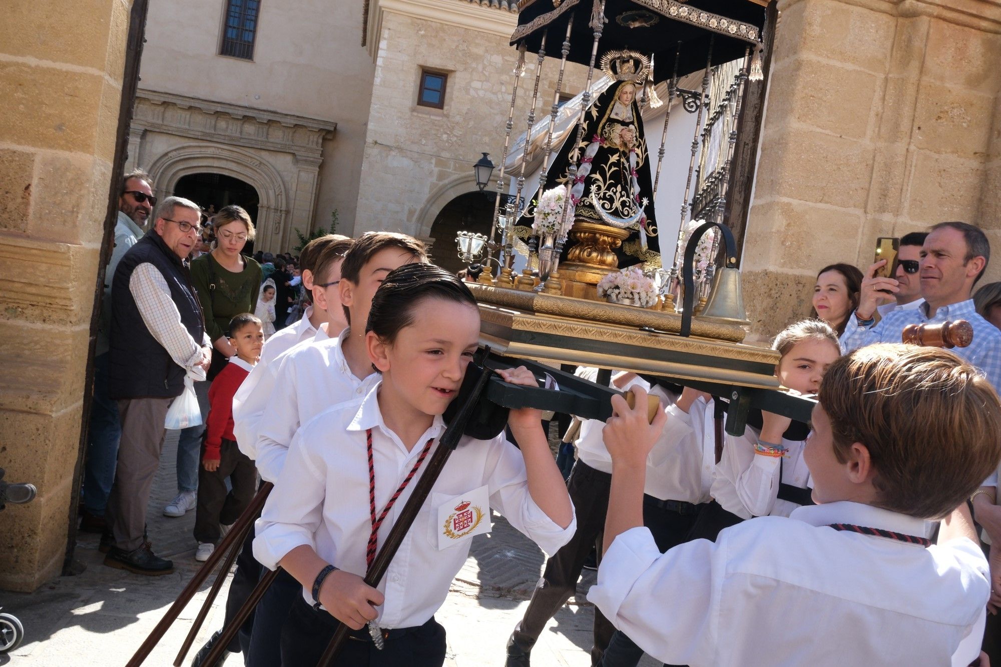 Concentración de tronos chicos en Antequera