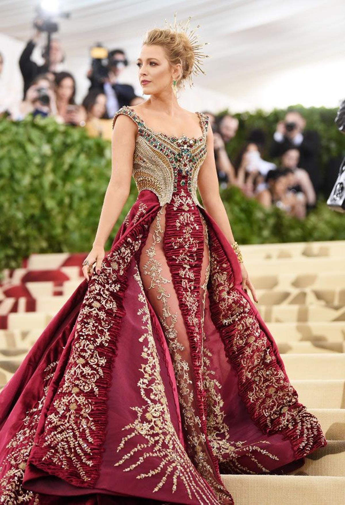 Detalle del vestido de Blake Lively firmado por Versace en la gala MET 2018