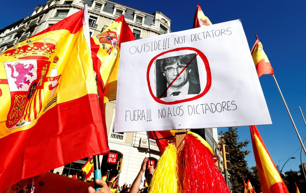 Milers de persones es manifesten a favor de la unitat d'Espanya a Barcelona