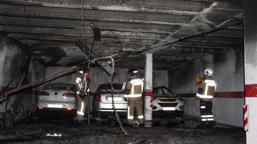 El fuego calcina tres coches y deja en malas condiciones un garaje de Badajoz