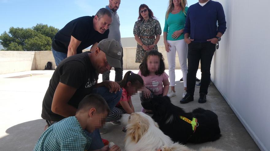 La Nucía ofrece terapia con perros a niños con Trastorno del Espectro Autista