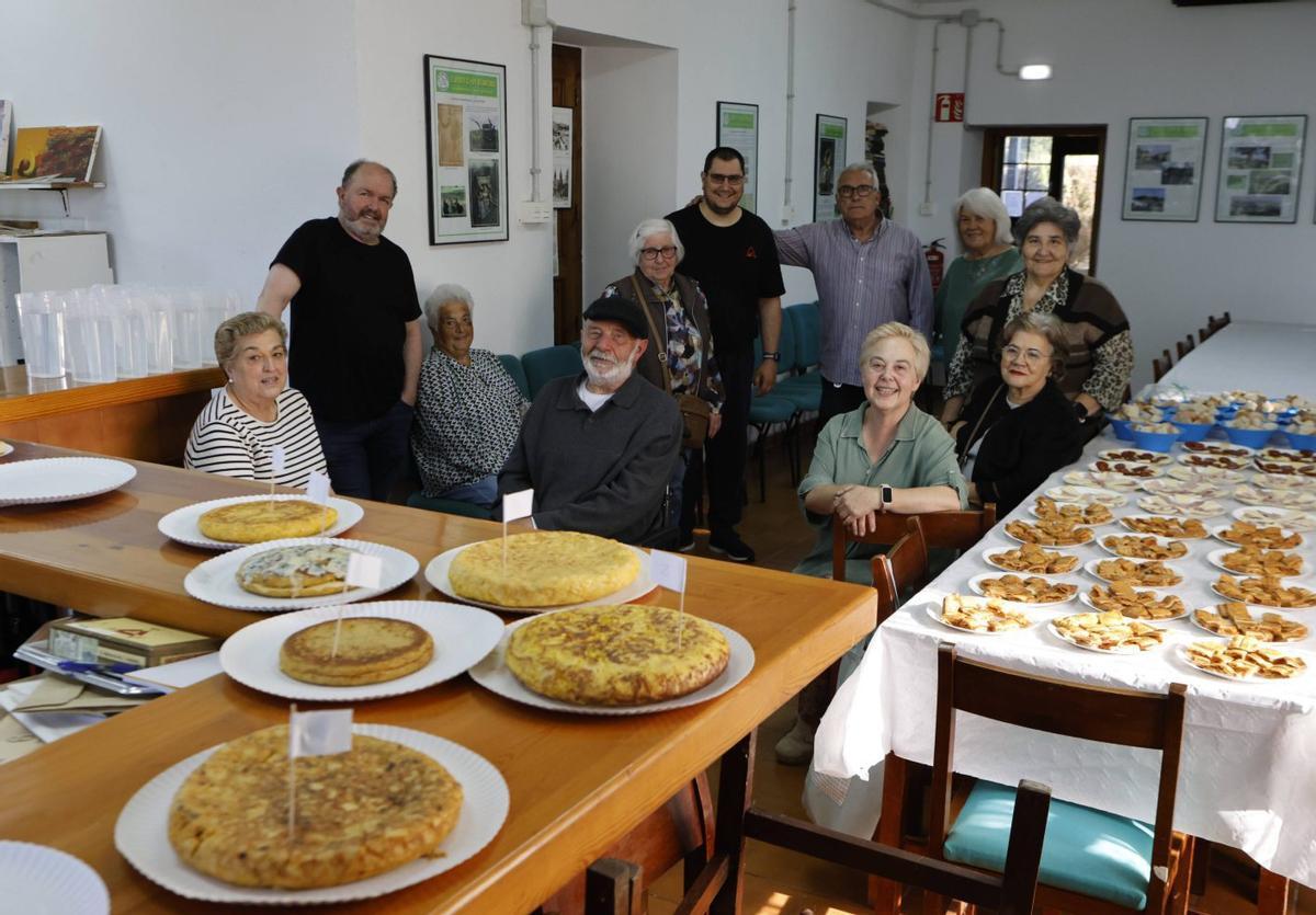 Vecinos de Santurio, durante la celebración de San Jorge, ayer, en la sede social. También acudieron los concejales Gilberto Villoria y Abel Junquera.