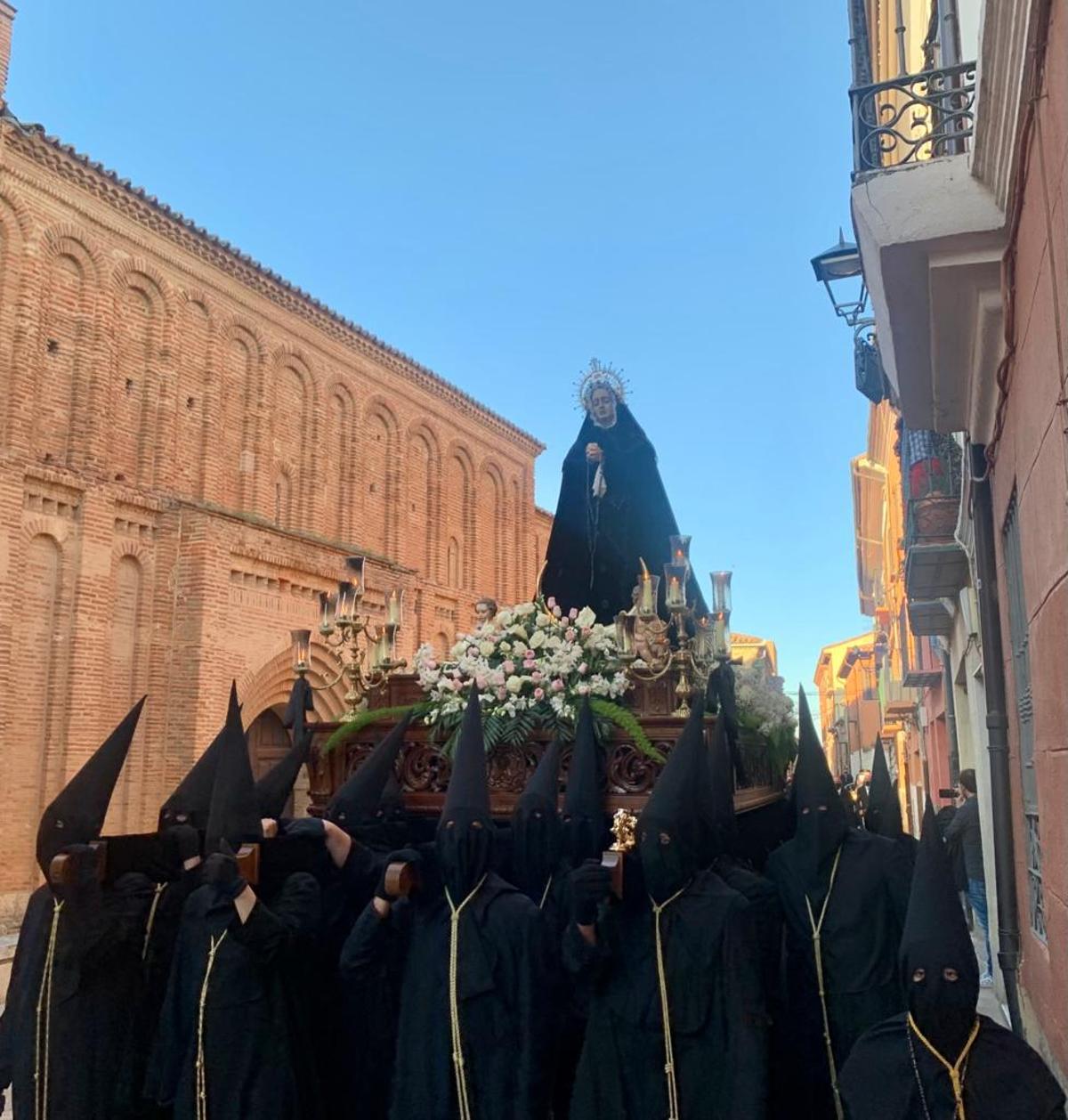 Distintos momentos de la procesión de la Virgen de la Soledad que recorrió las calles de Toro en la tarde del Sábado Santo. | Cedidas