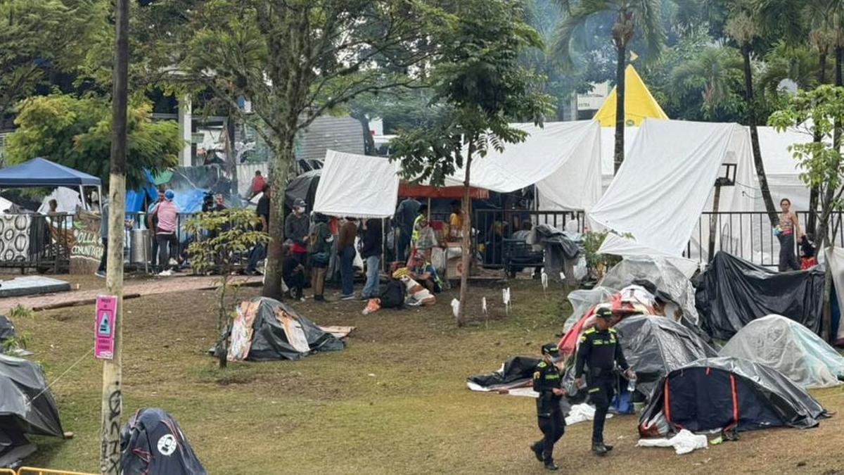 Damnificados por el terremoto de magnitud 7,4, que sacudió Colombia hace una semana, se refugian de las fuertes lluvias este lunes, en un campamento ubicado en el parque Olaya Herrera en Pereira.