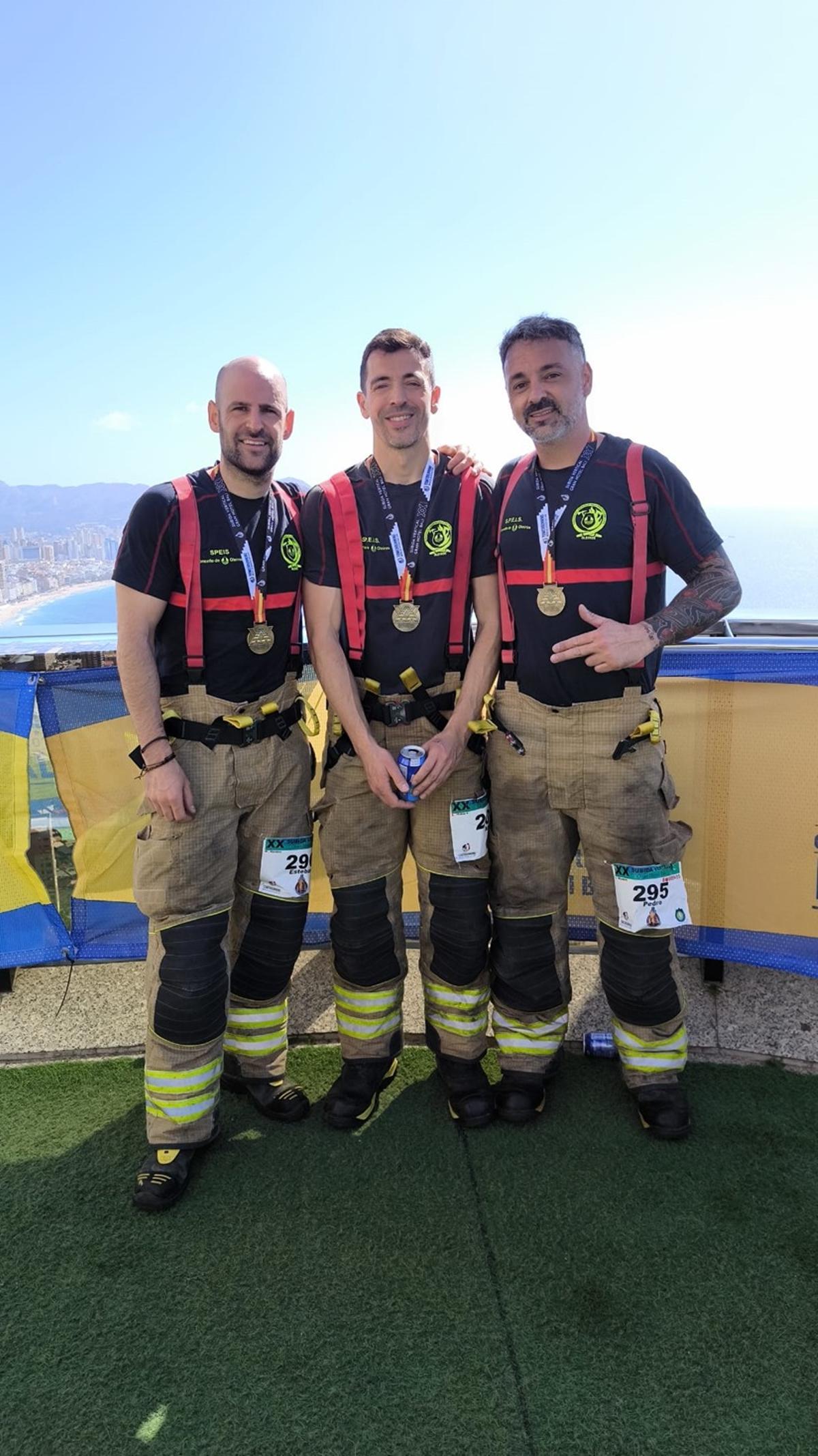Los tres efectivos de Emerxencias de Oleiros en la azotea del Gran Hotel Bali de Benidorm.