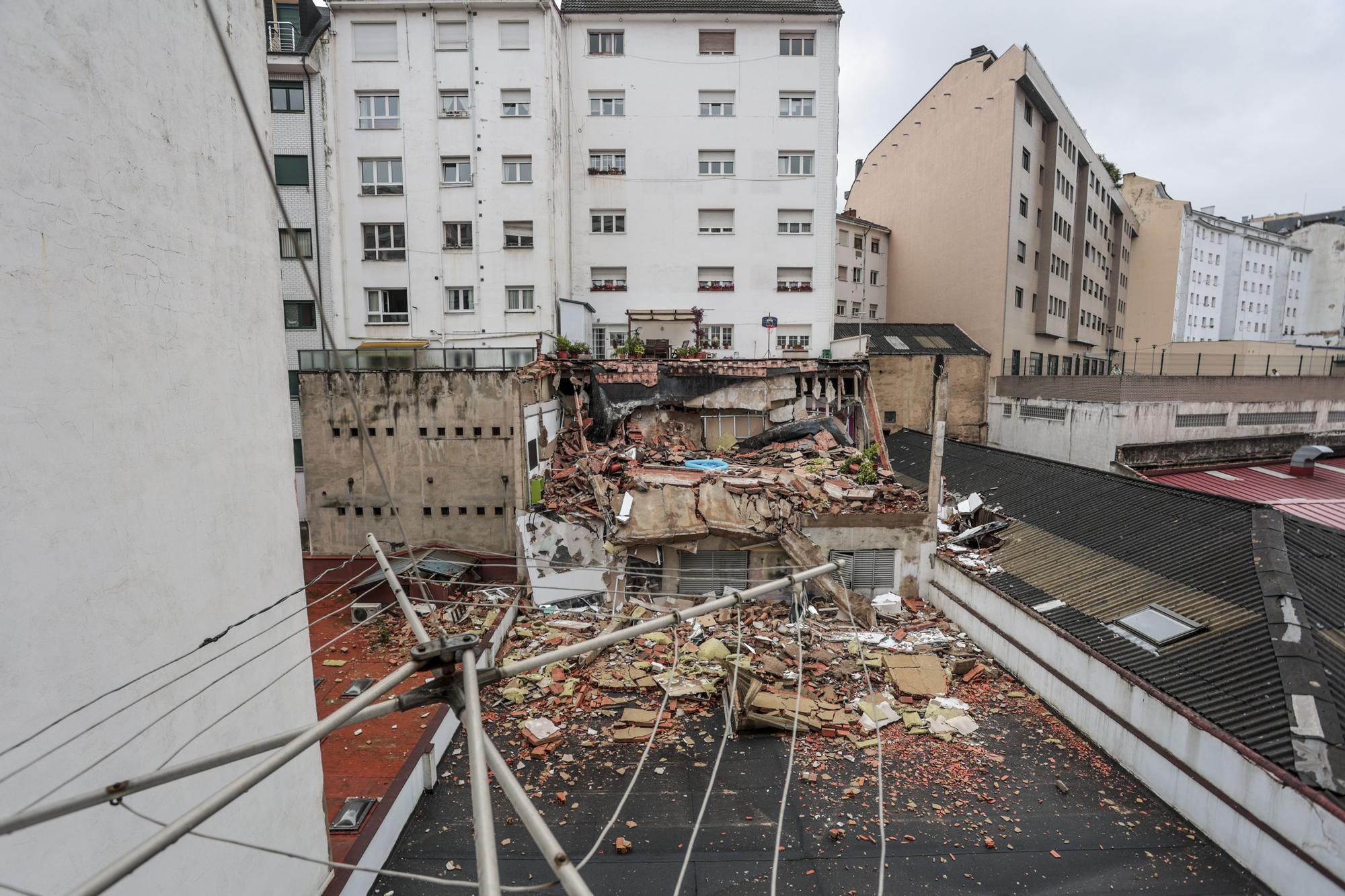 EN IMÁGENES: El derrumbe de una terraza por las lluvias aplasta una academia de baile vacía en Oviedo