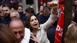 La vicepresidenta primera del Gobierno de España María Jesús Montero, saluda a un grupo de simpatizantes tras interrumpir el acto los líderes socialistas presentes en el Comité Federal del PSOE.