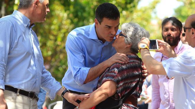 Pedro Sánchez demana el vot porta a porta a Móstoles.