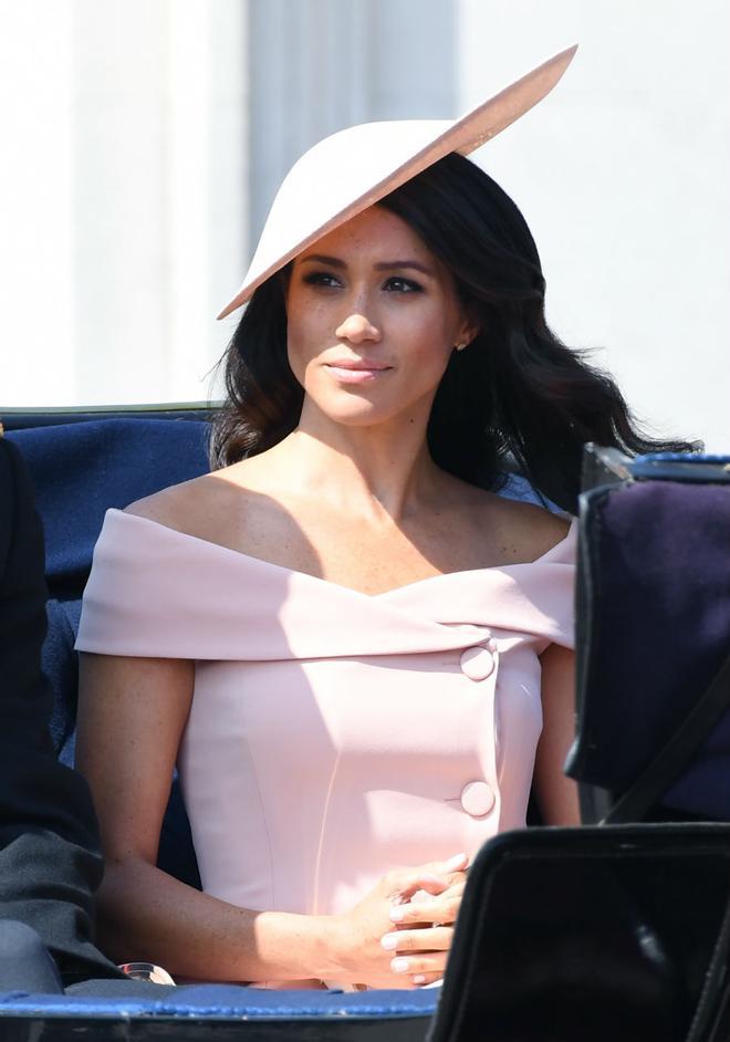 Meghan Markle con vestido de Carolina Herrera y tocado de Philip Treacy