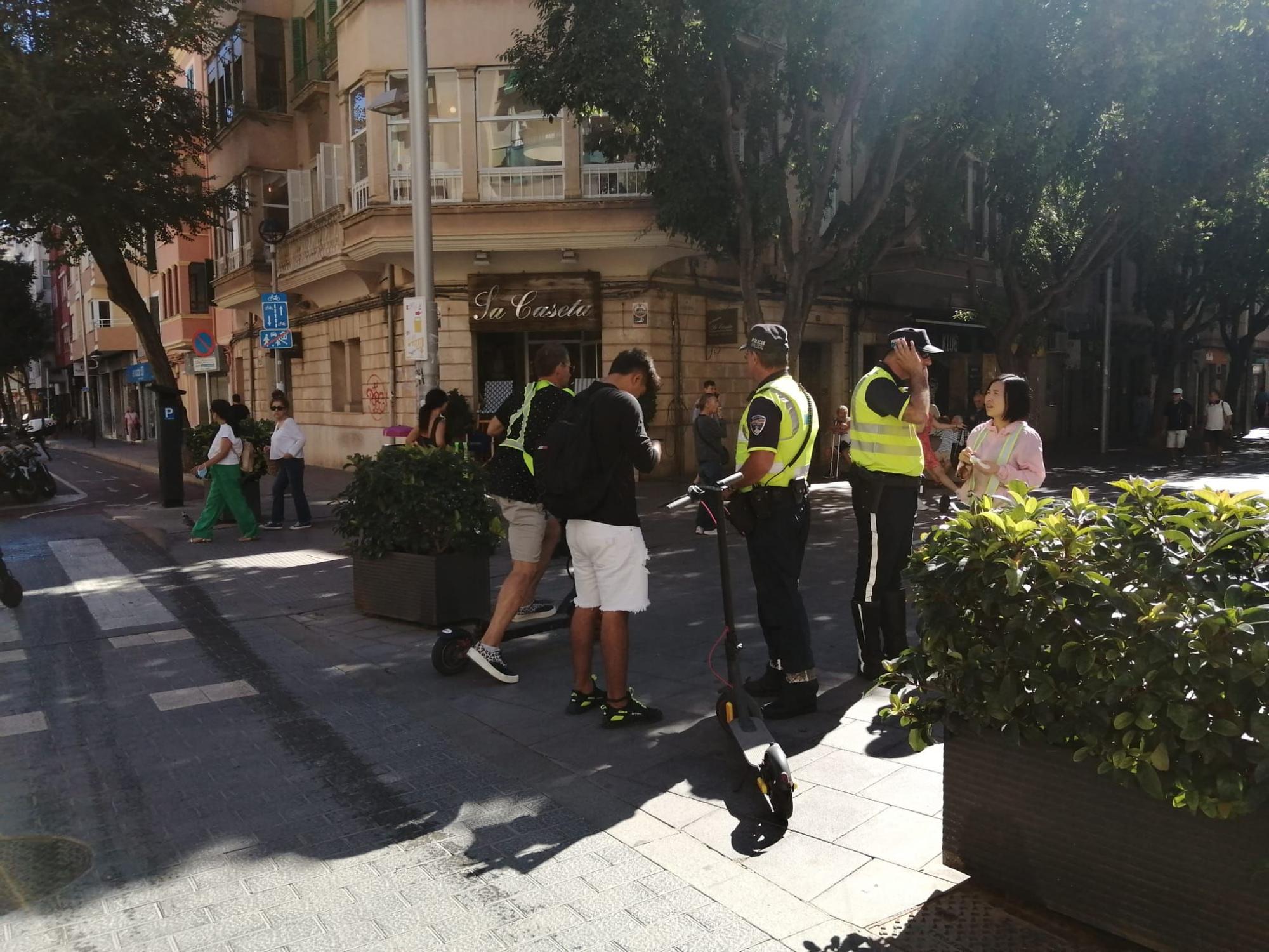 FOTOS | Controles de patinetes en la calle Blanquerna de Palma