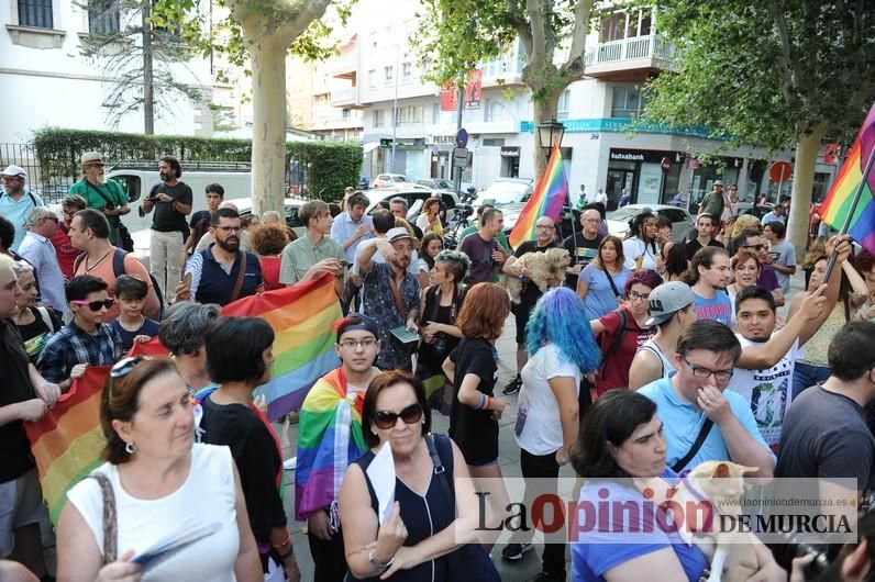 Concentración LGTBI en protesta por la manifestación neonazi del sábado