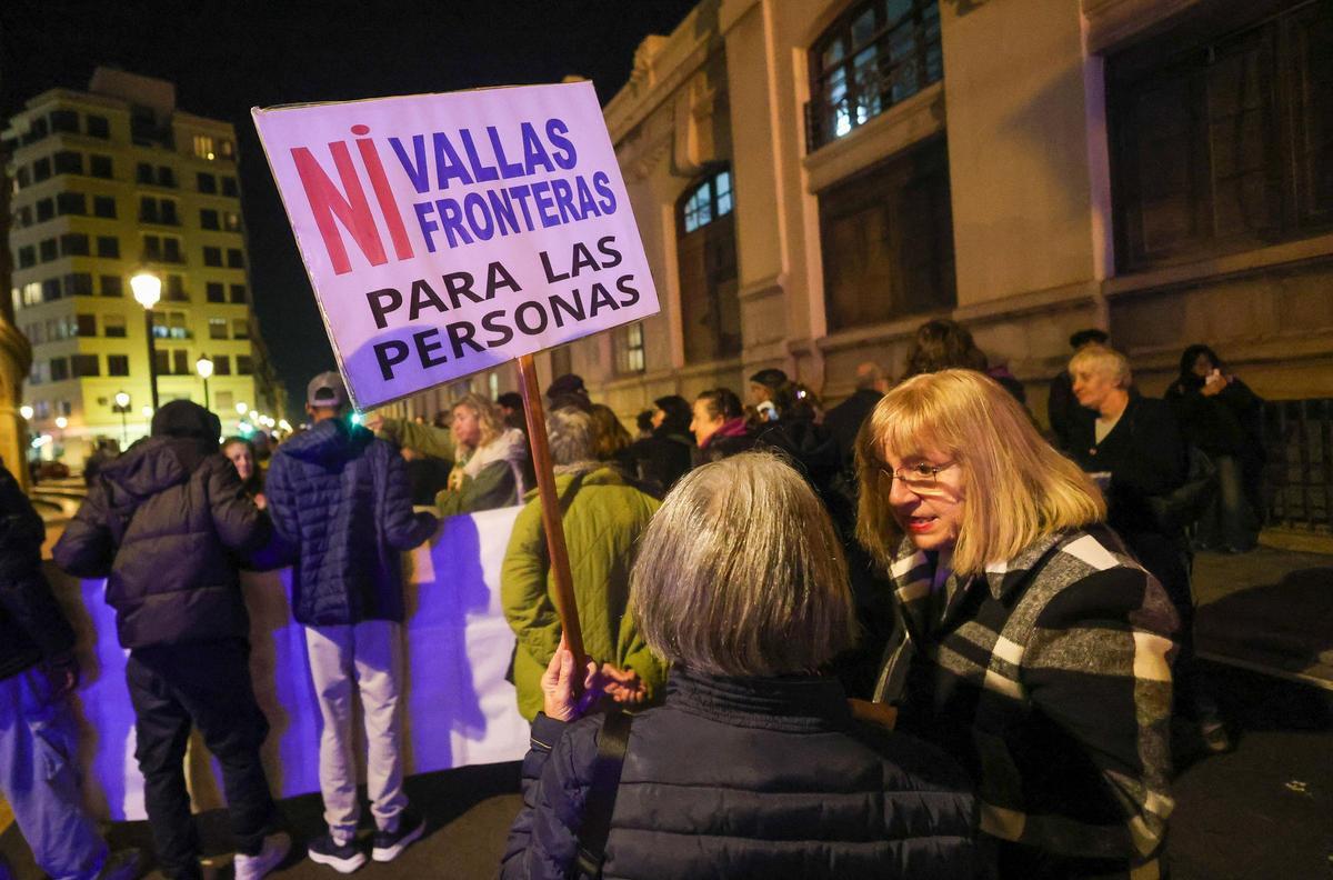 Protesta en València por la regularización de las personas migrantes.