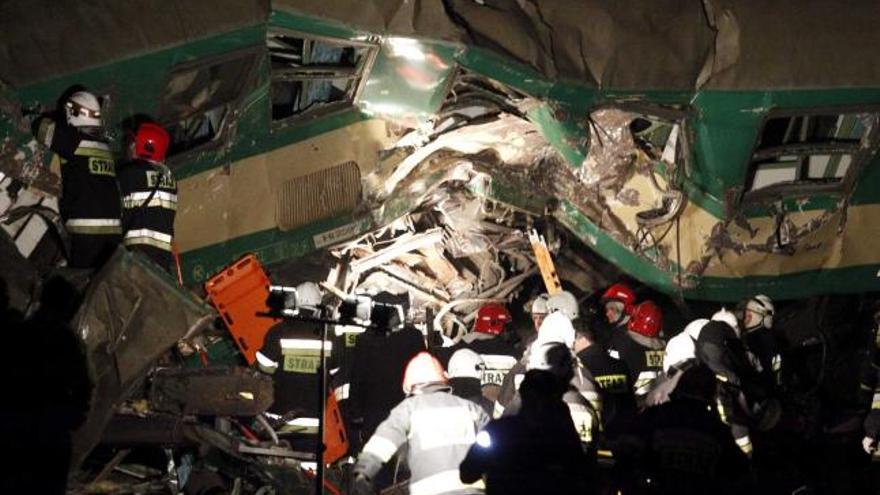 Al menos 16 muertos en un choque frontal entre dos trenes de pasajeros en Polonia