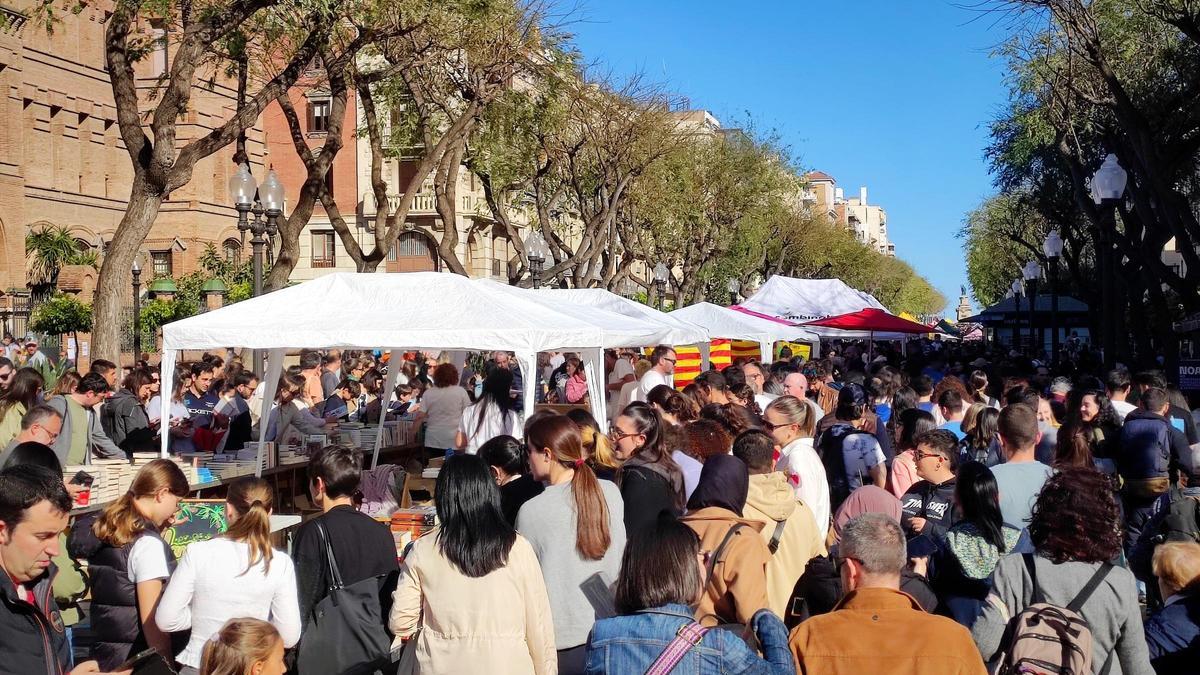 Miles de personas han salido a la calle en Tarragona en esta diada de Sant Jordi.