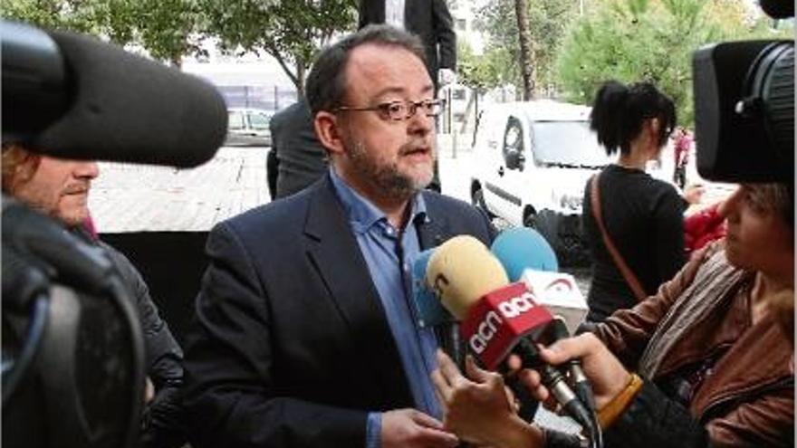 El diputat del PSC, Daniel Fernández, atenent els mitjans de comunicació el novembre del 2012.