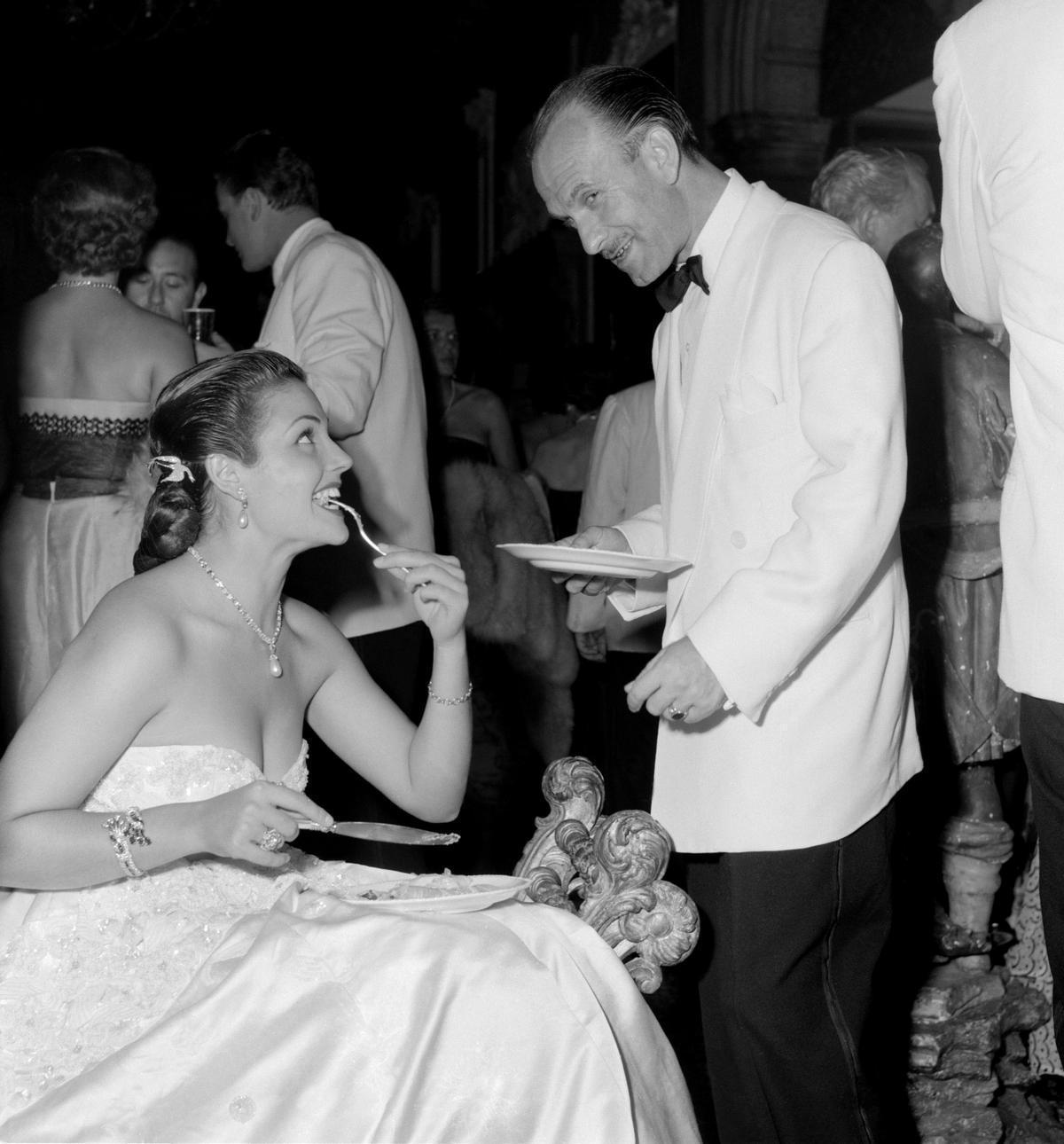 La actriz y cantante española Carmen Sevilla en una imagen espontánea junto a un camarero en el Festival de Venecia de 1953.