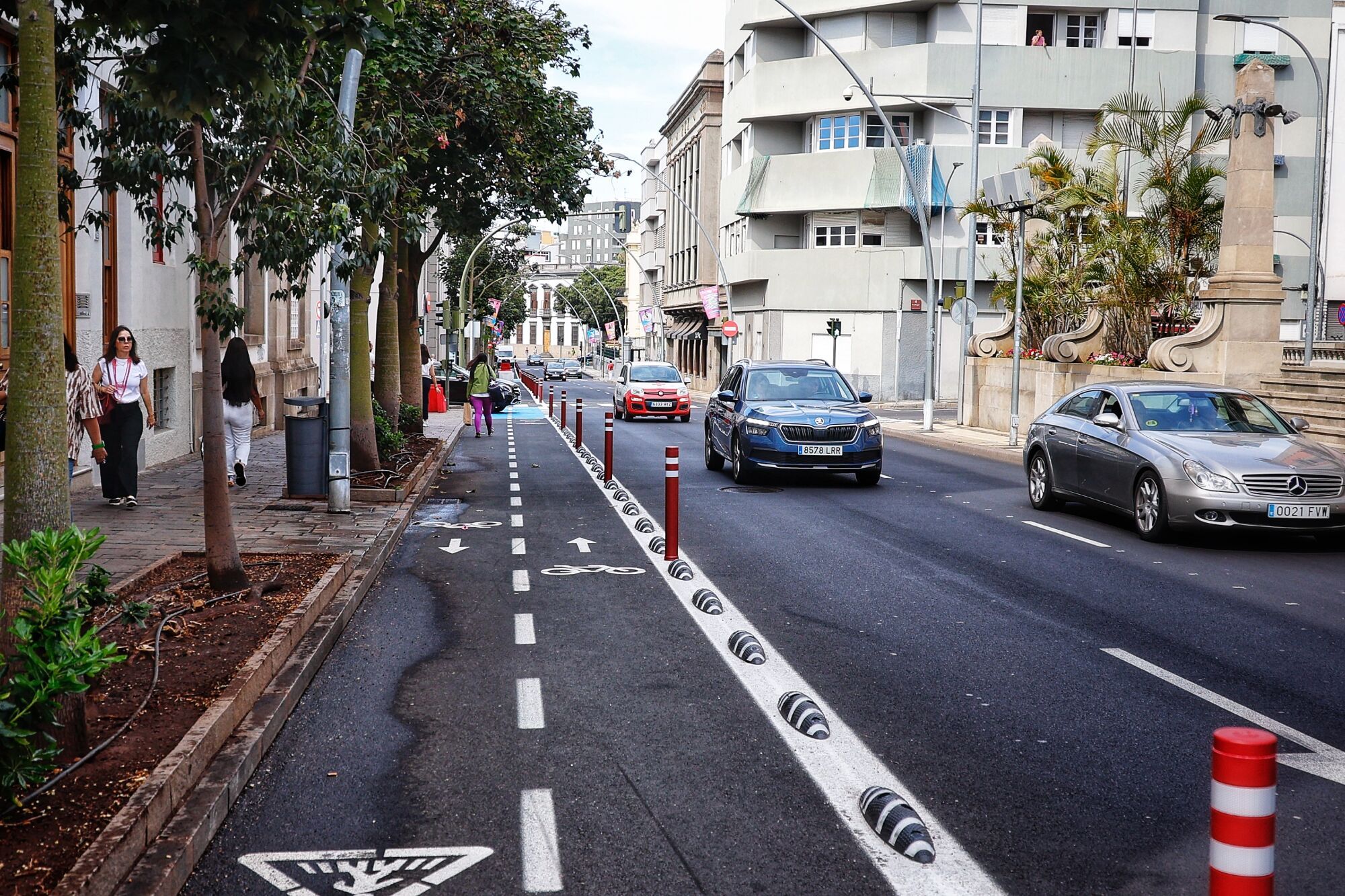 Pivotes en el carril bici de Santa Cruz de Tenerife para evitar que los coches aparquen