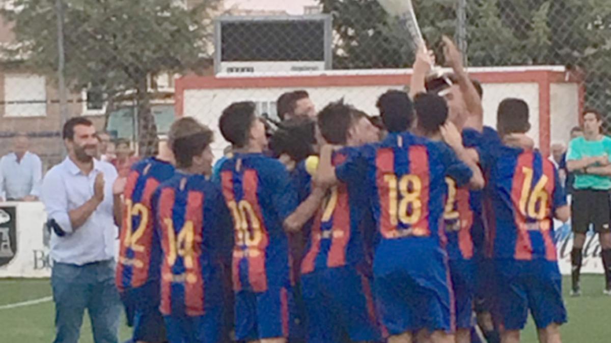 Los jugadores del juvenil del Barça celebran su triunfo