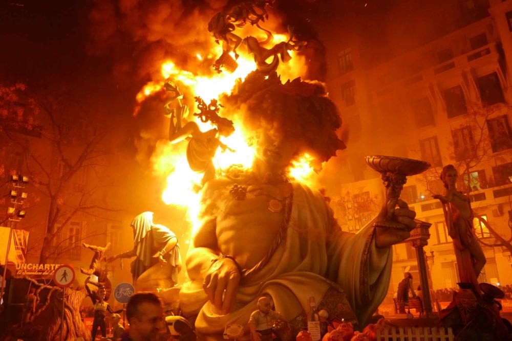 Así ardió el Baco de Almirante Cadarso