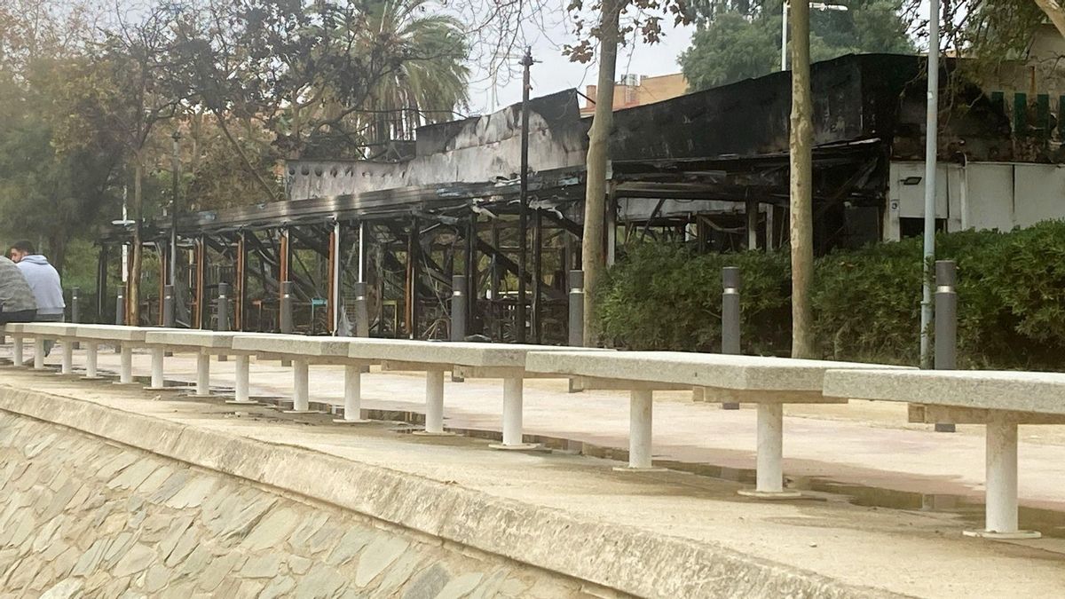 Un incendio calcina totalmente un chiringuito del Port Olímpic durante la última noche de la Mercè