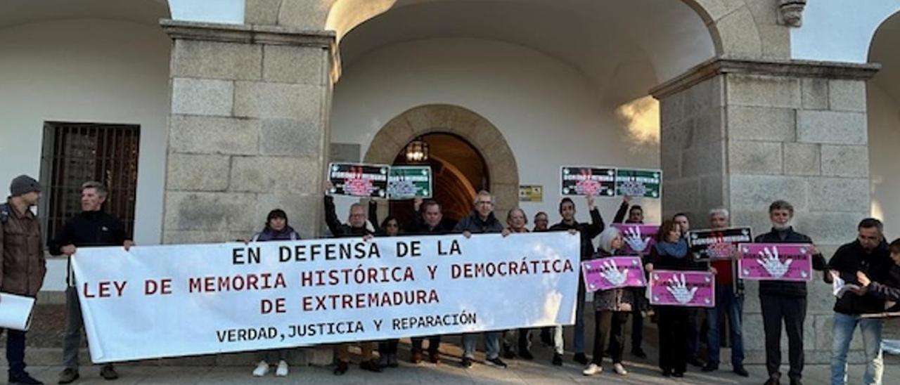 Manifestación en Cáceres en defensa de la Memoria Democrática.