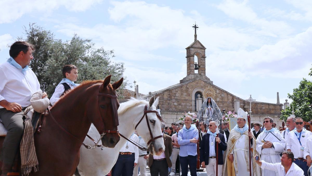 Momento del recibimiento a los jinetes y amazonas en el Santuario.