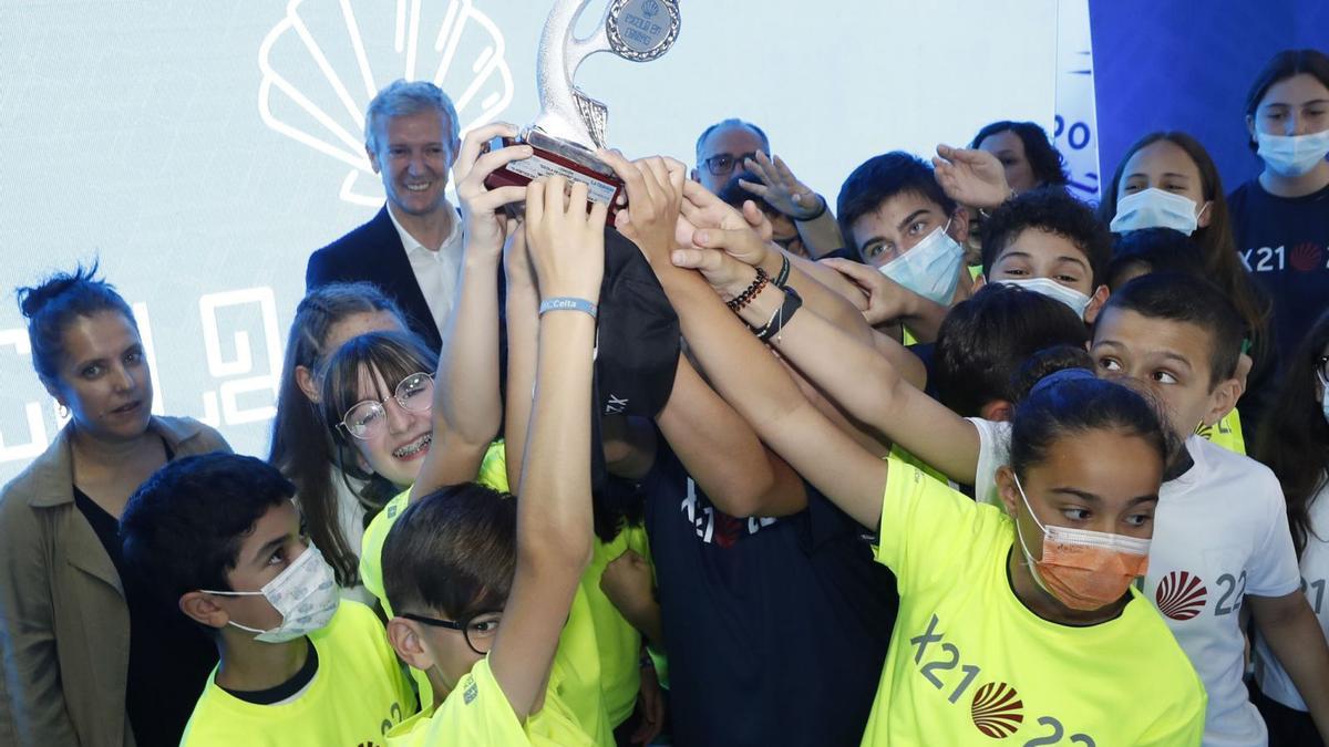 Alfonso Rueda, ao fondo, xunto a algúns dos estudantes premiados