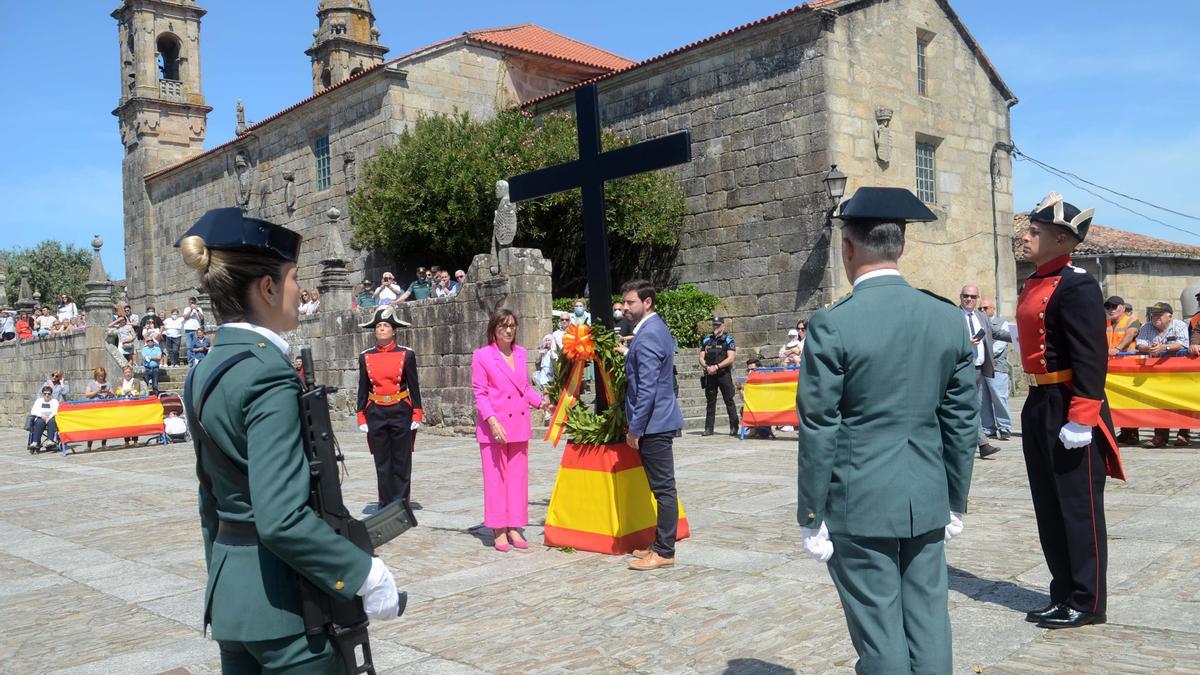 La subdelegada y el alcalde, Samuel Lago, durante la ofrenda floral a los caídos