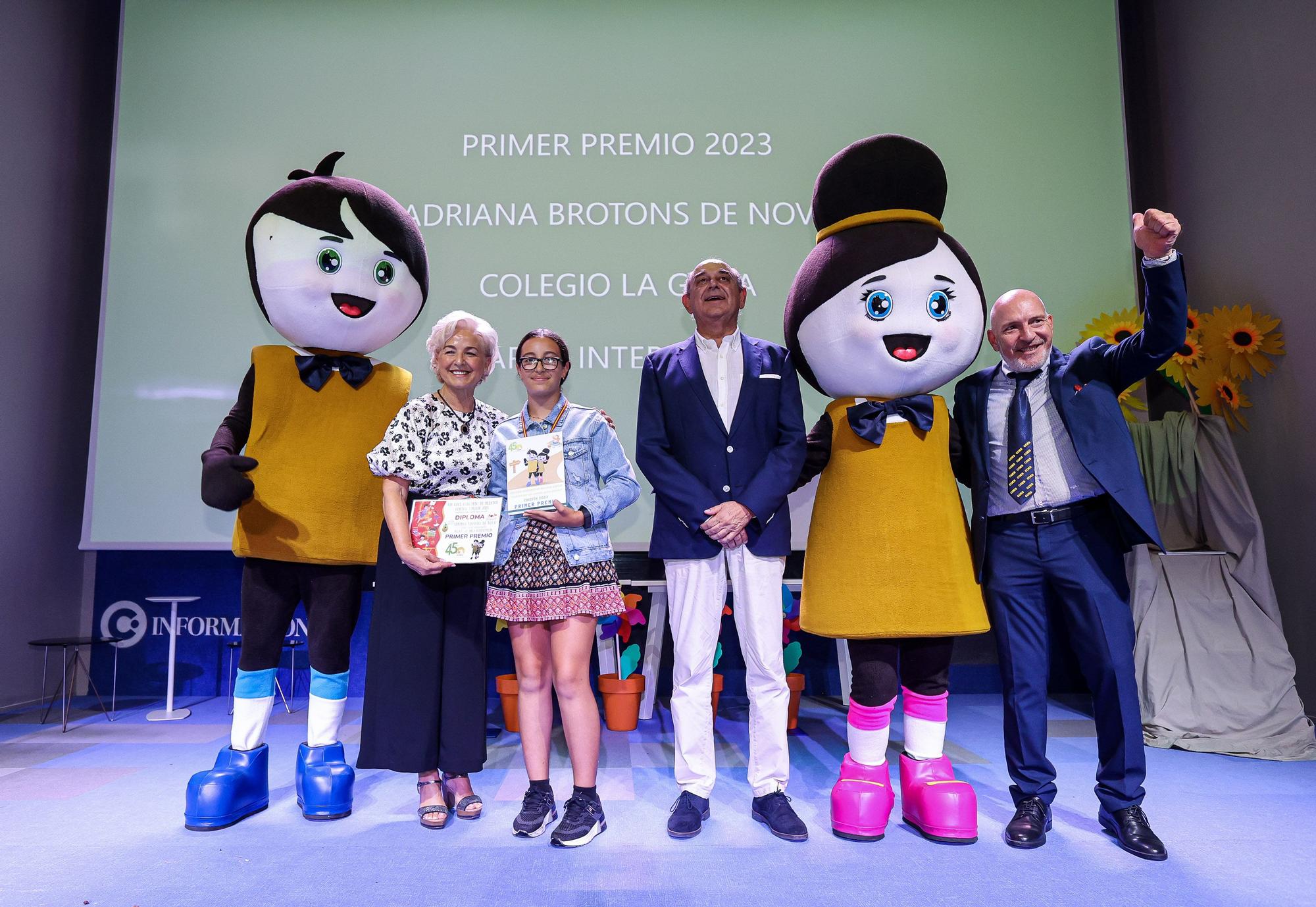 La ganadora del primer premio, Adriana Brotons de Nova, junto con los gerentes de Coes, Maribel y Maximiliano Botella.