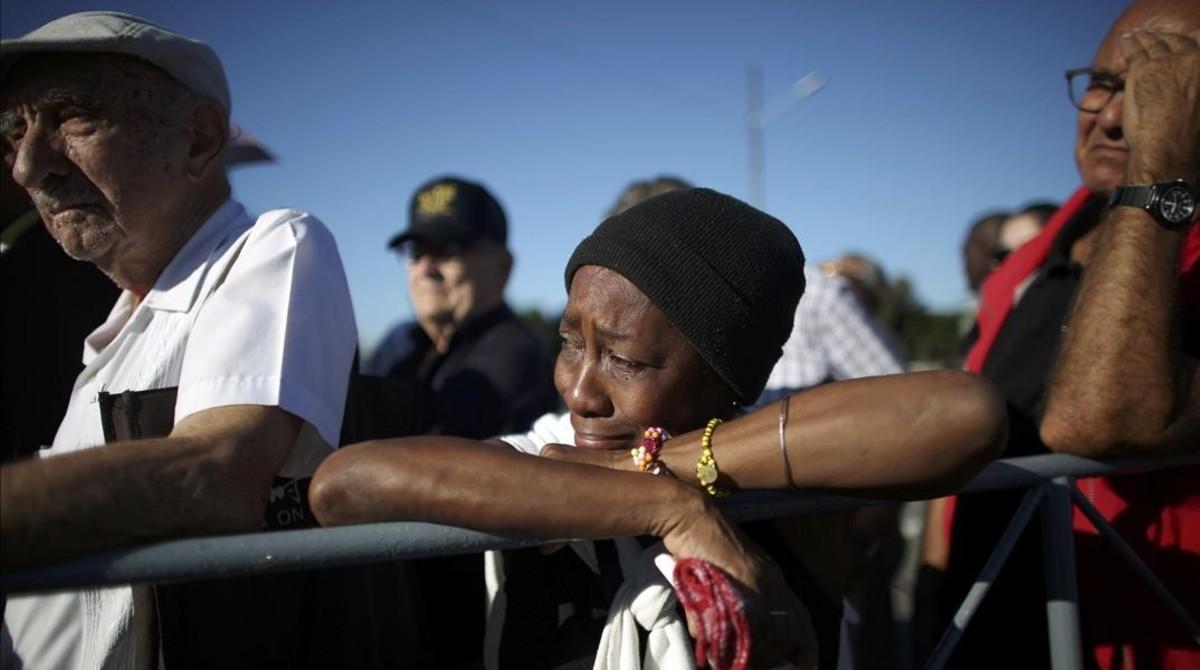 jjubierre36446029 people stand in line to pay tribute to cuba s late president161128163352