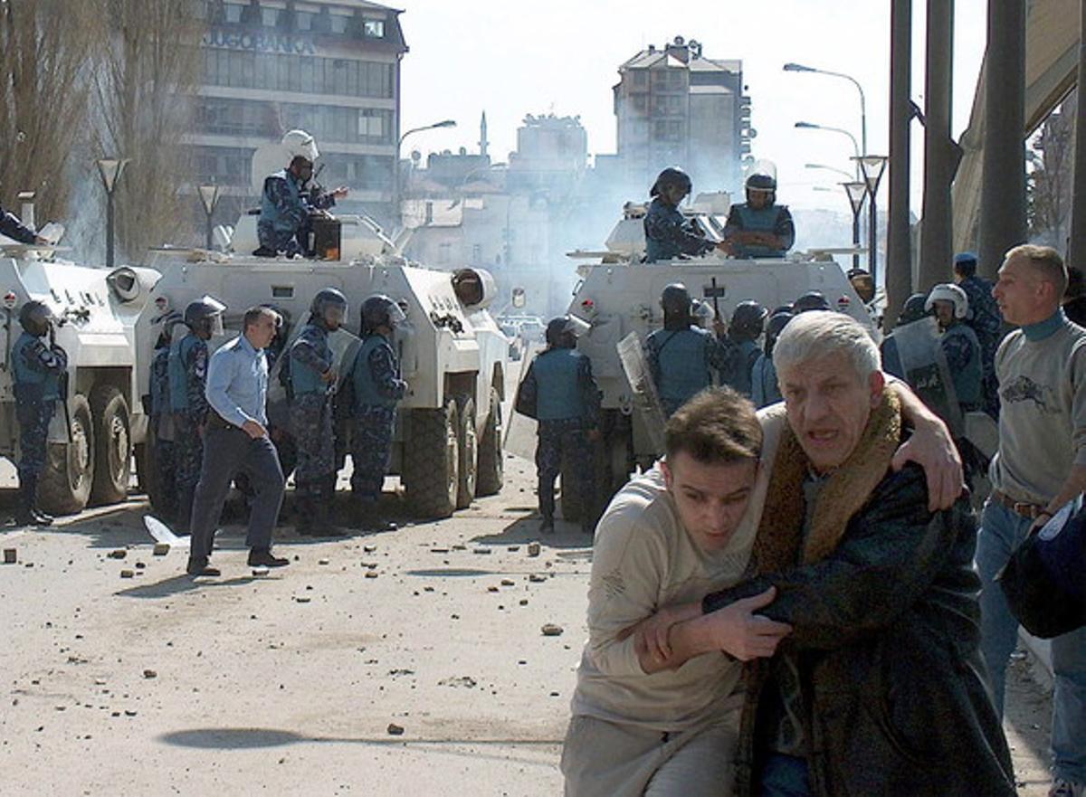 Un dels enfrontaments entre albanokosovars i serbis a Kosovo, el 2004.