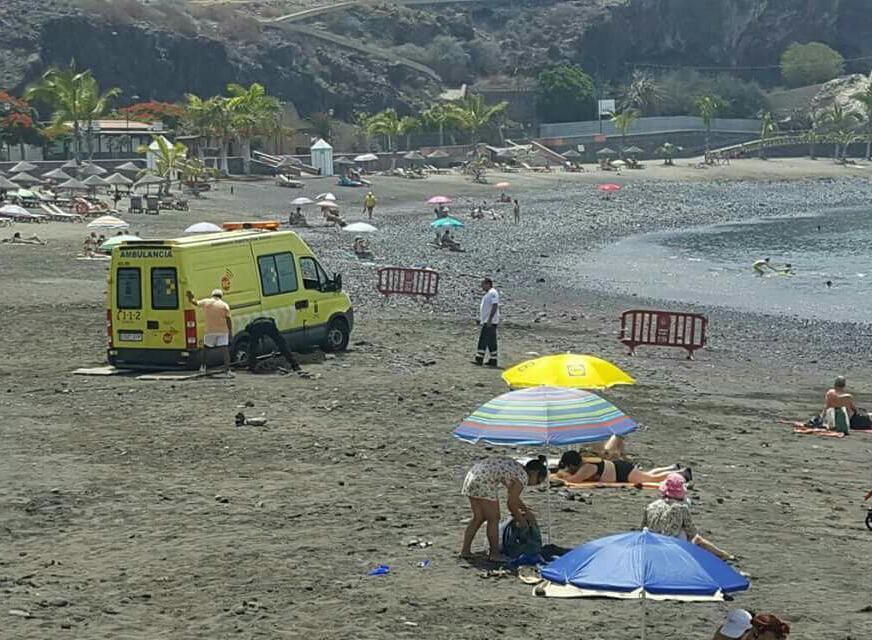 Ambulancia y bomberos quedan atrapados en la arena