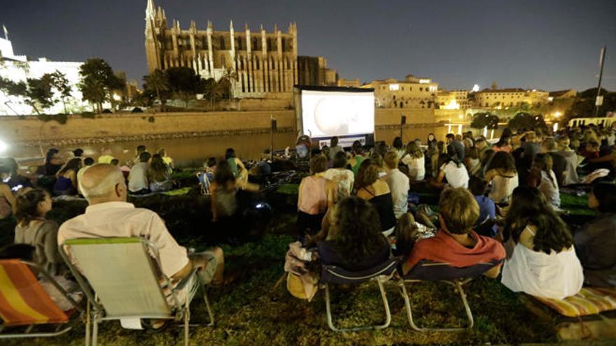 Las sesiones son los martes, miércoles, sábados y domingos en el Parc de la Mar.