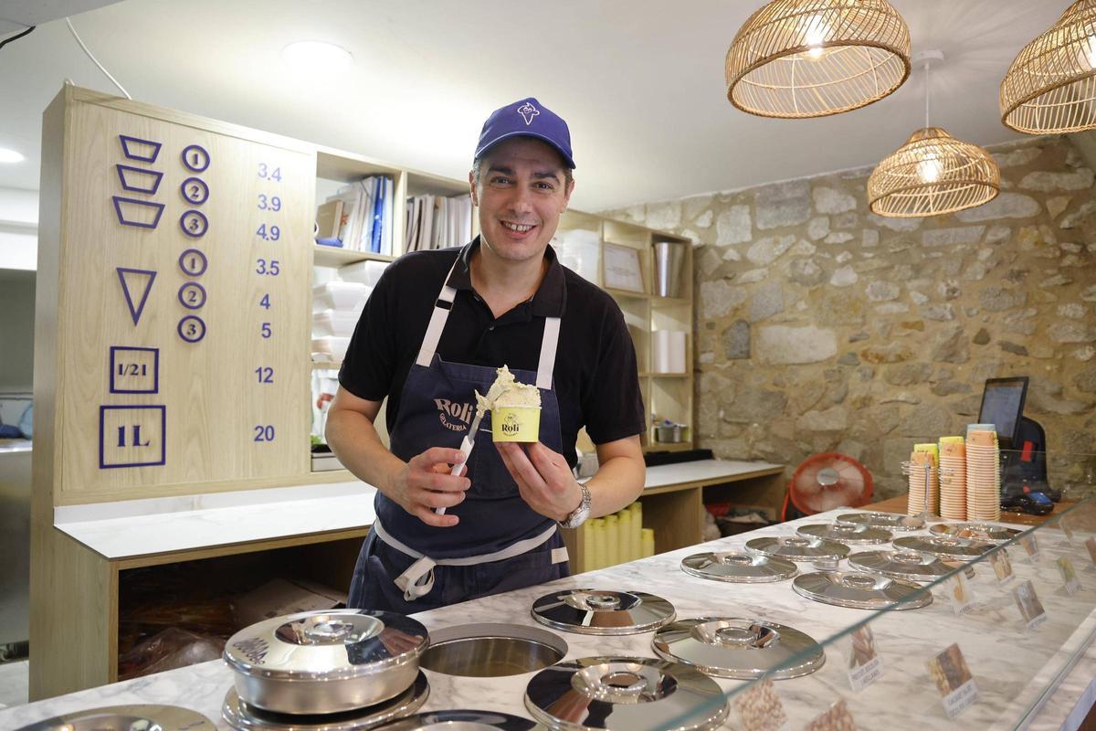 Josep Niubó preparant un gelat de festuc.