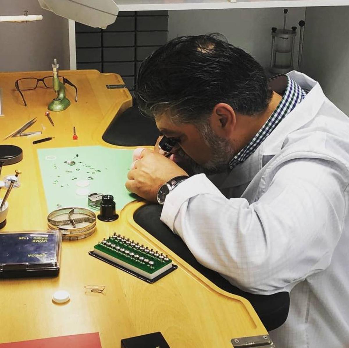 Samir Kichi en el taller de reparación de relojes.