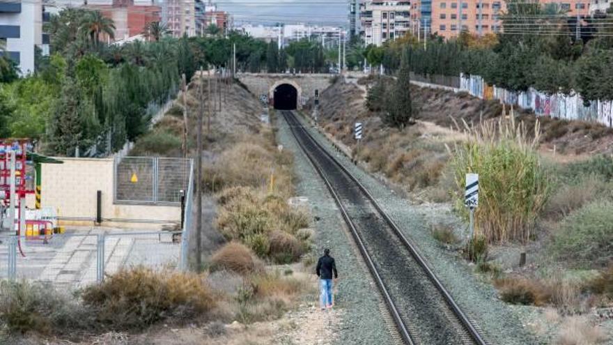 Un vecino cruzando las vías del tren a su paso por el barrio de Altabix donde el Ayuntamiento quiere instalar una pasarela elevada.