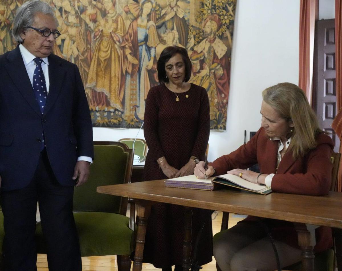 Firma de honor en el libro de Toro