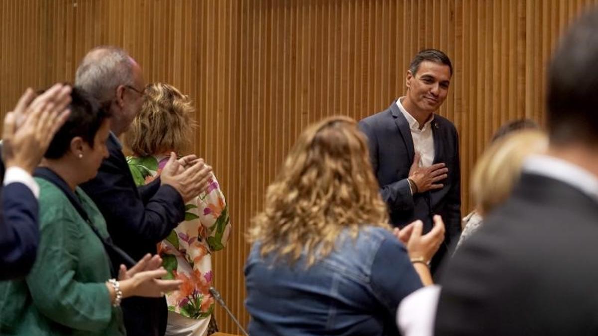 El secretario general del PSOE y presidente del Gobierno, Pedro Sánchez, es aplaudido por diputados, senadores y europarlamentarios socialistas este 12 de septiembre de 2022, antes de la reunión con el Grupo Parlamentario Socialista en el Congreso.