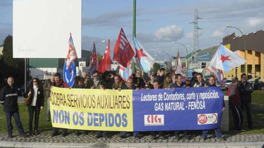 Los trabajadores amenazados de despido, concentrados ayer, ante la sede de Cobra, en Pocomaco.