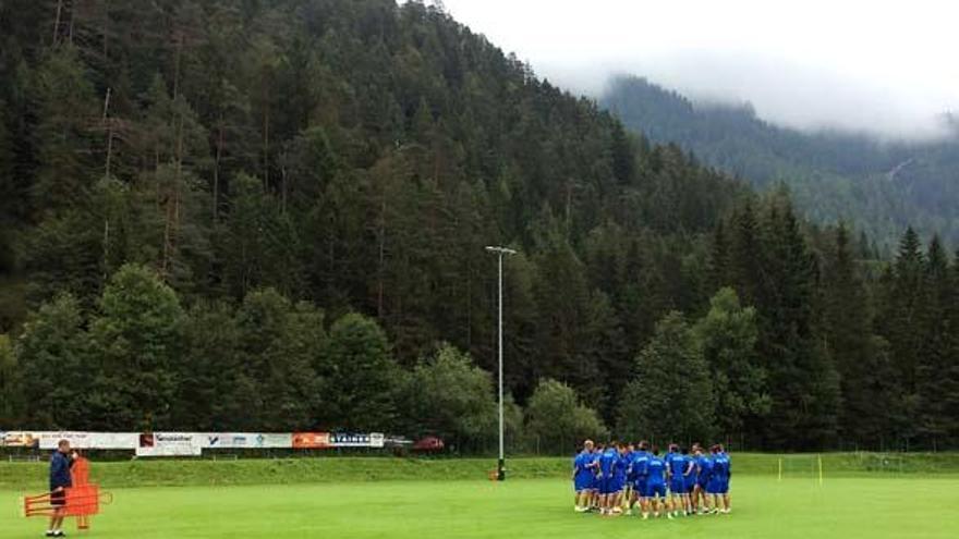 So ganz anders als auf dem Kunstrasen im Gewerbegebiet Son Malferit: Christian Ziege (li.) und seine Mannschaft im Tiroler Trainingslager.