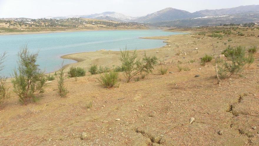 Imagen reciente del embalse de La Viñuela, en la Axarquía.