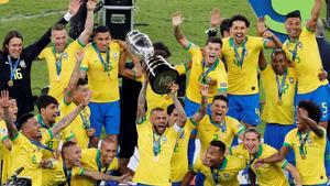 Jugadores de Brasil celebran con el trofeo de la Copa América de Fútbol 2019.