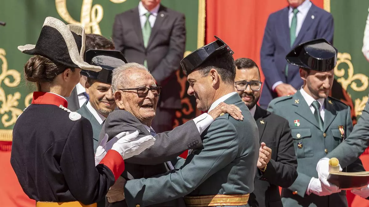 La Guardia Civil de Alicante se vuelca con los veteranos en el 181 aniversario de su fundación