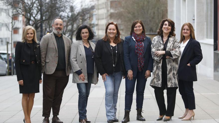 Por la izquierda, Gema G. Rivero, Borja Álvarez, María Paz Díaz, Sonia Arévalo Píriz, Juana María Gómez, Ana Gloria González y María Villanueva, de la Comisión de Familia del Colegio de Abogados de Oviedo. | Luisma Murias