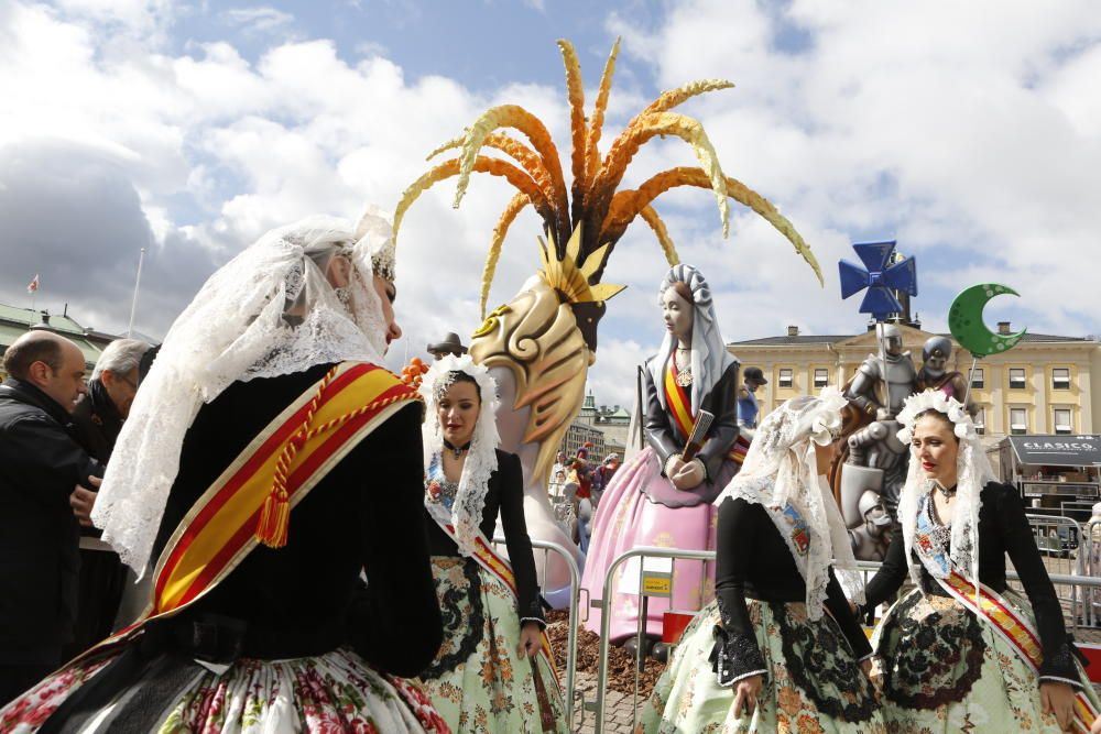 La música alicantina, el arroz, los trajes tradicionales triunfan en el desfile por Göteborg