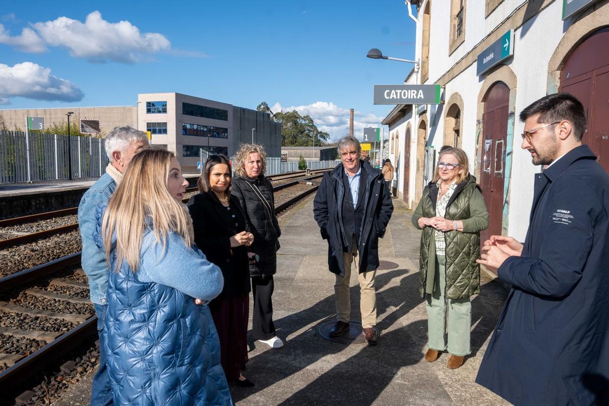 Representantes del PP en la estación de tren de Catoira.