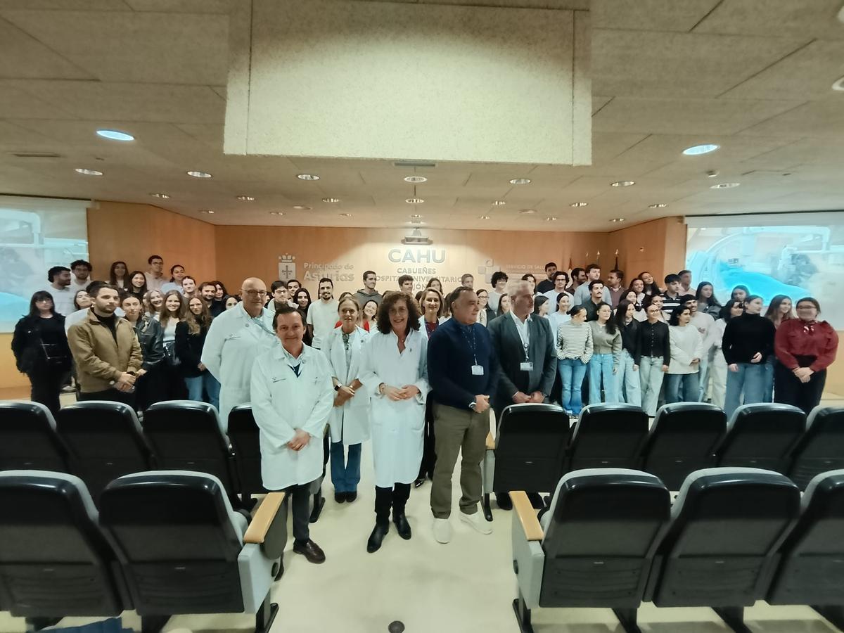 Profesionales sanitarios y asistentes a la jornada de puertas abiertas, en el salón de actos.