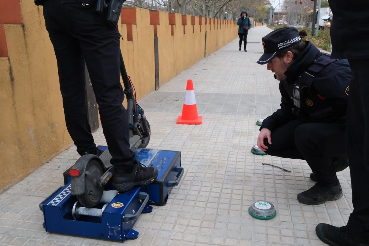 Control a un usuario de patinete eléctrico en Cornellà.